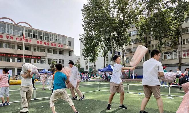以小人保龄球为主题的单手游戏（只用一根手指也能玩转的保龄球游戏）  第3张